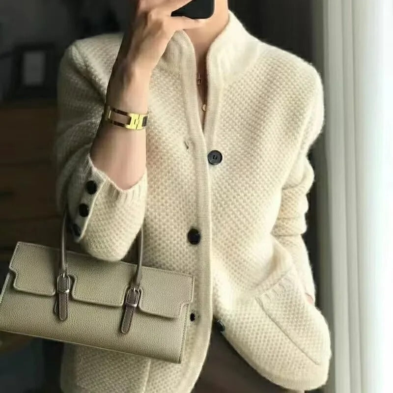Elegant en knus Emmy vest voor dames in beige, met zachte textuur en stijlvol ontwerp, perfect voor elke gelegenheid.