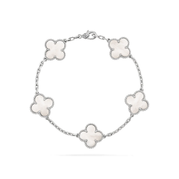 Elegant klaver armband met klavertje vier, symboliseert geluk. Geschikt voor dagelijks gebruik en formele gelegenheden.