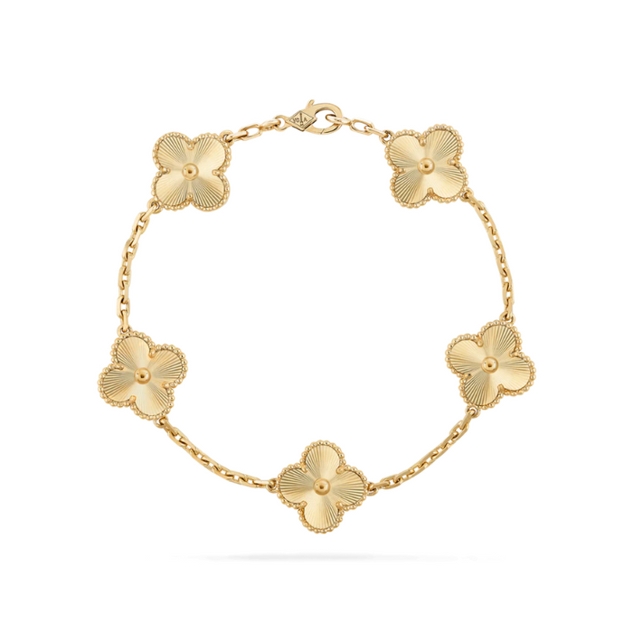 Elegant klaver armband met klavertje vier, symboliseert geluk. Geschikt voor dagelijks gebruik en formele gelegenheden.