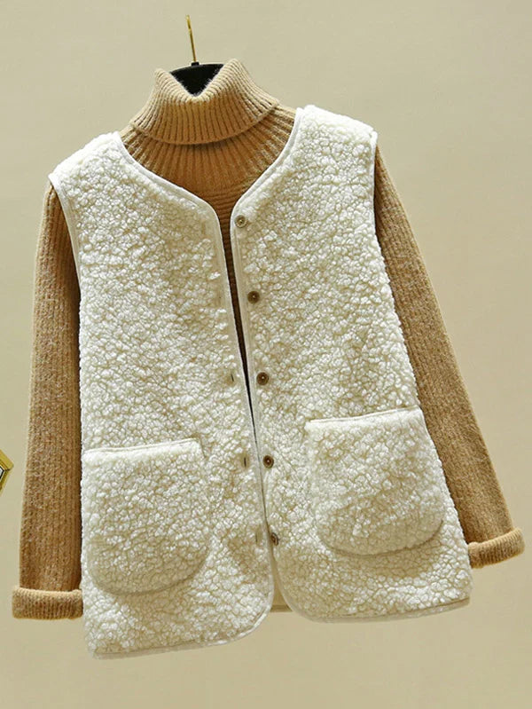 "Elegant lamswollen mouwloos damesvest met knoopsluiting, ideaal als warme laag in wintergarderobe."