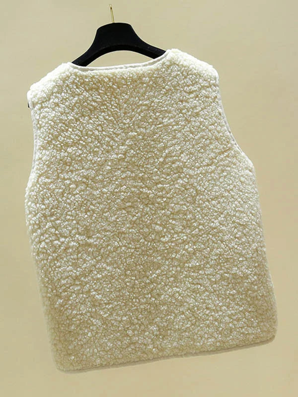 "Elegant lamswollen mouwloos damesvest met knoopsluiting, ideaal als warme laag in wintergarderobe."