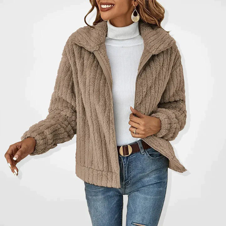 "Elegant lang fleece vest voor dames, zacht en knus, met opstaande kraag en beige tint, perfect voor lente en zomer."