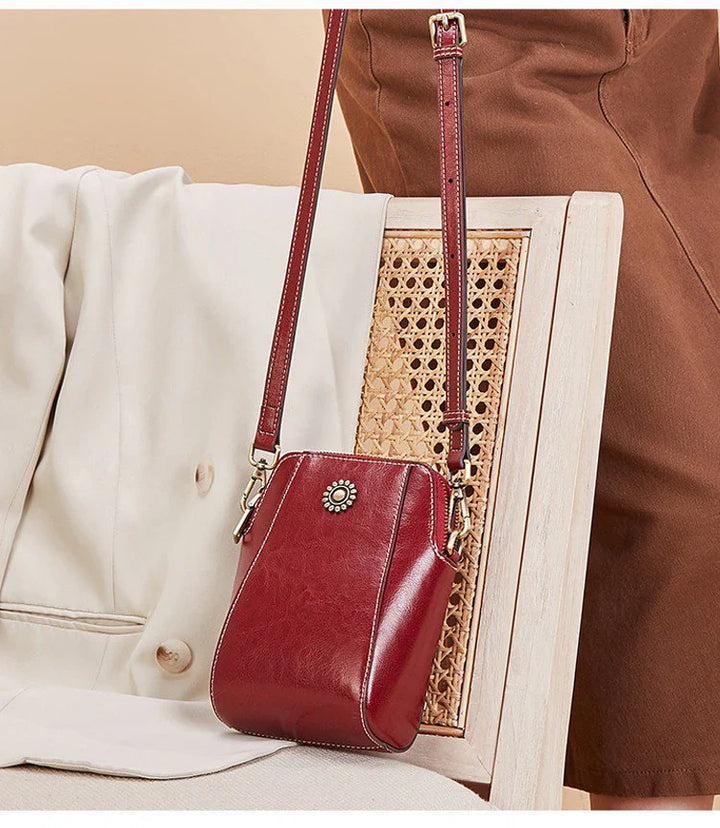 Elegant leren schoudertas voor vrouwen, trendy en functioneel, met verstelbare riem en veilige ritssluiting. Perfect voor dag