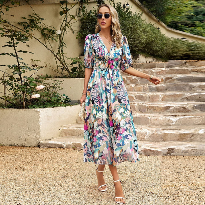 "Elegant lichtblauwe dames midi-zomerjurk met V-hals en stijlvolle print, perfect voor warme zomerdagen."