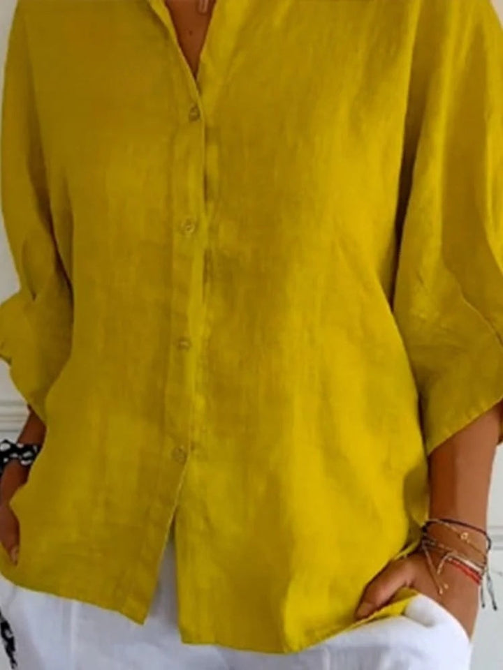 "Elegant linnen damesblouse met V-hals en strikdetail in neutrale kleuren, perfect voor elke gelegenheid."