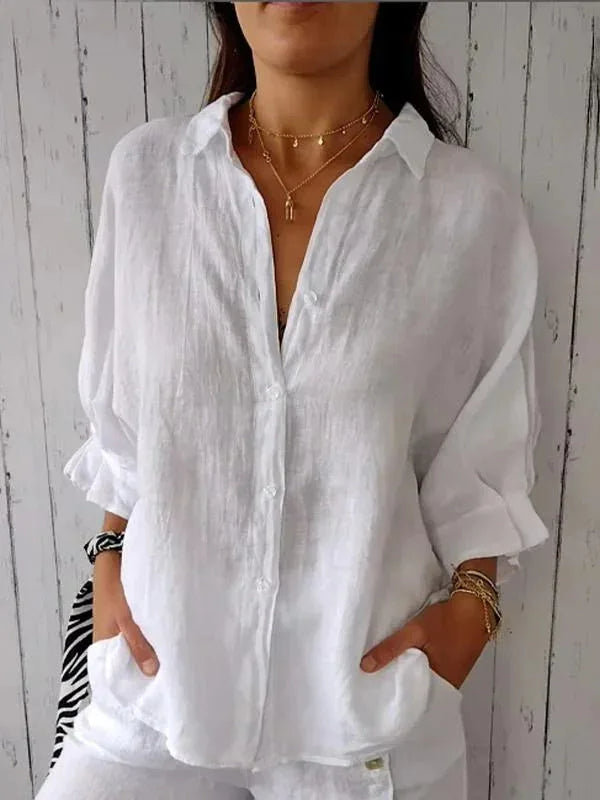 "Elegant linnen damesblouse met V-hals en strikdetail in neutrale kleuren, perfect voor elke gelegenheid."