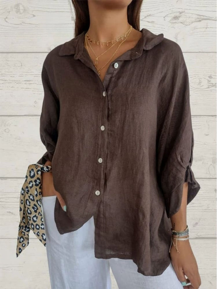 "Elegant linnen damesblouse met V-hals en strikdetail in neutrale kleuren, perfect voor elke gelegenheid."