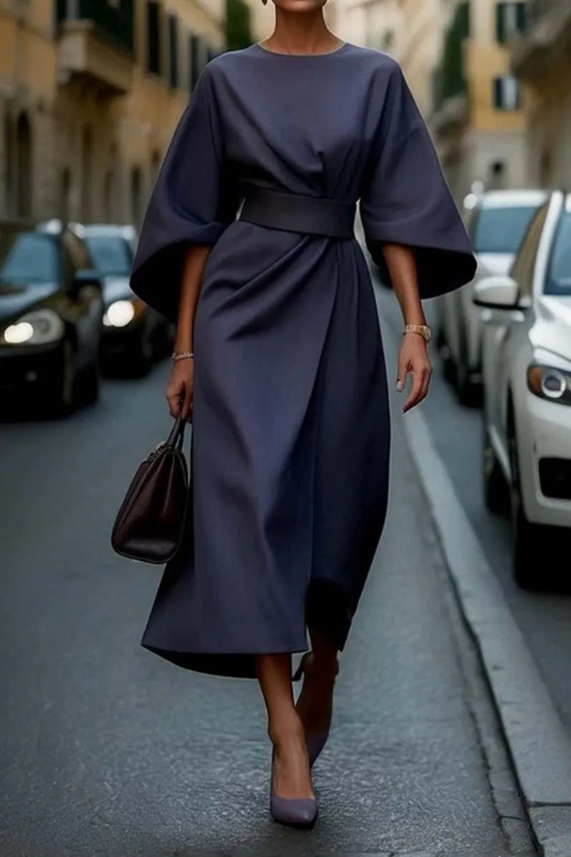 Elegant midi jurk met volumineuze ballonmouwen en taille-accentuerende riem, perfect voor een stijlvolle look.