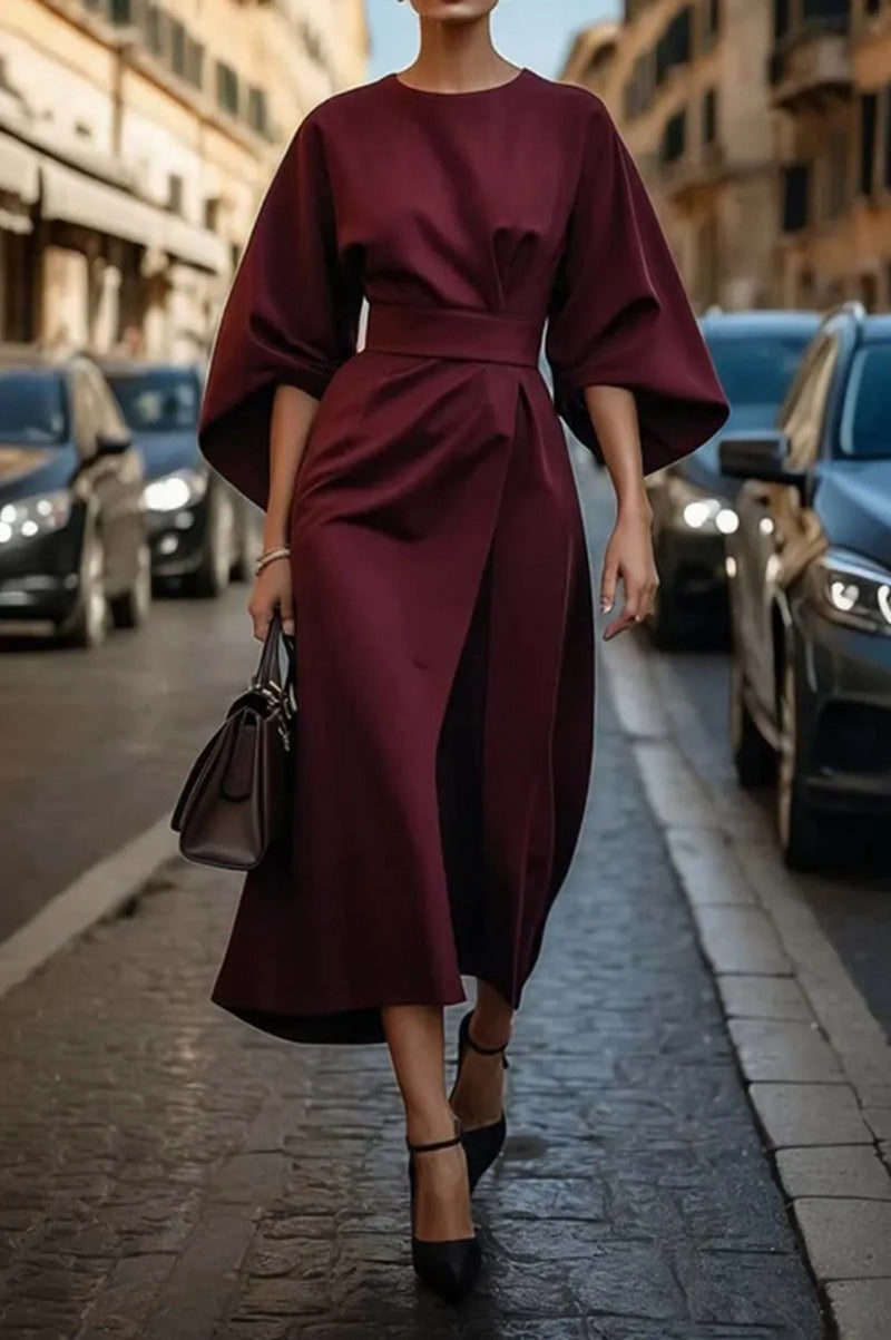 Elegant midi jurk met volumineuze ballonmouwen en taille-accentuerende riem, perfect voor een stijlvolle look.