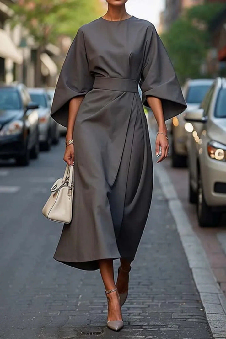 Elegant midi jurk met volumineuze ballonmouwen en taille-accentuerende riem, perfect voor een stijlvolle look.