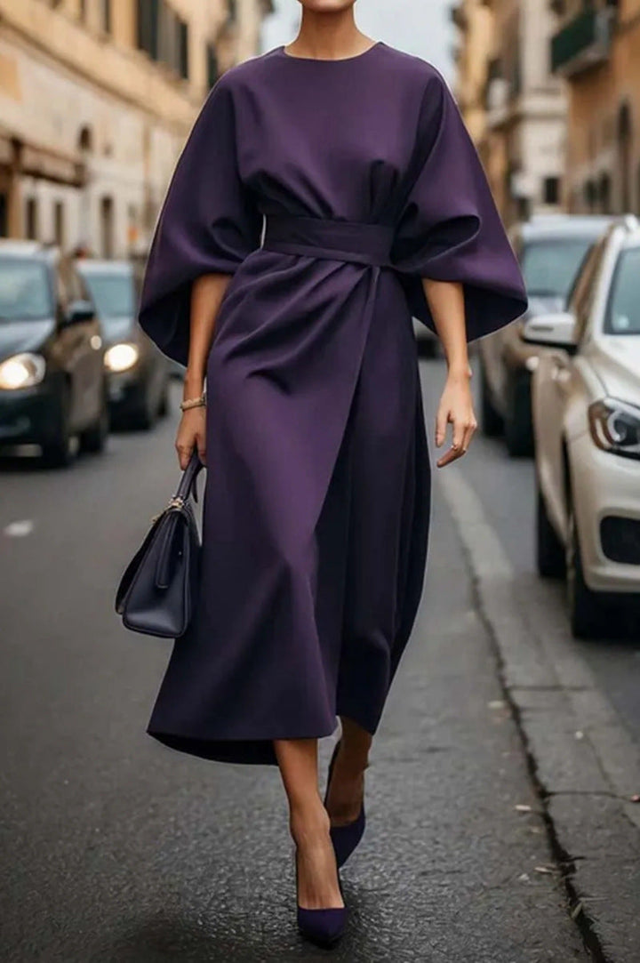 Elegant midi jurk met volumineuze ballonmouwen en taille-accentuerende riem, perfect voor een stijlvolle look.