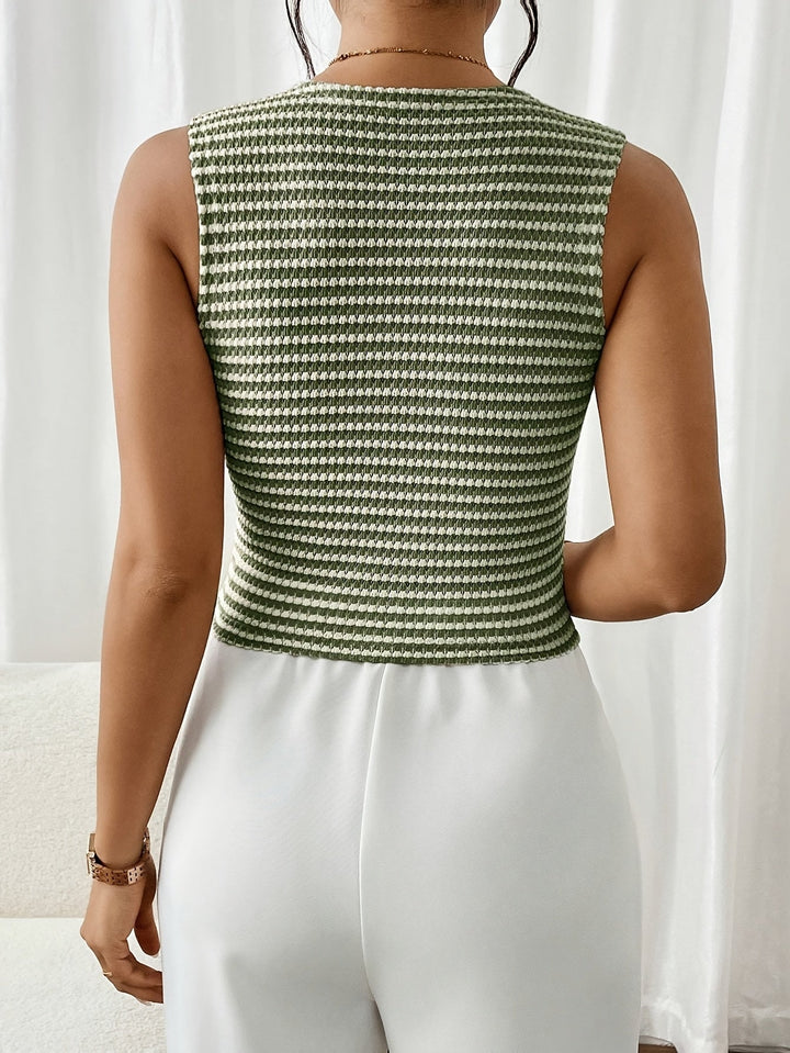 "Elegant mouwloze gestreepte V-hals top met knoopsluiting, luchtig gebreid, in neutrale tinten ideaal voor zomeroutfits."