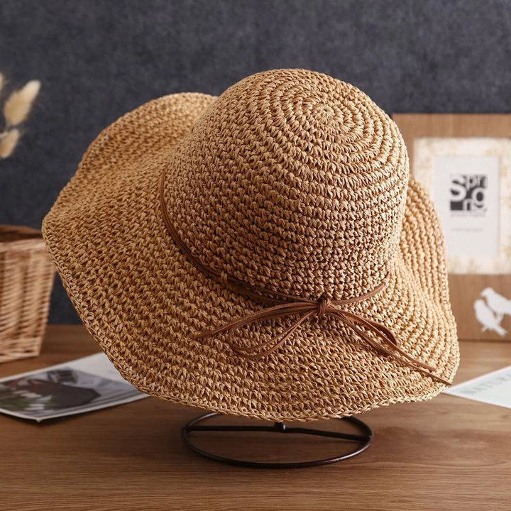 "Elegant opvouwbare zonnehoed voor dames met brede rand, beige tint, biedt UV-bescherming en stijl voor zomerse dagen."