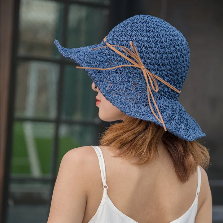 "Elegant opvouwbare zonnehoed voor dames met brede rand, beige tint, biedt UV-bescherming en stijl voor zomerse dagen."