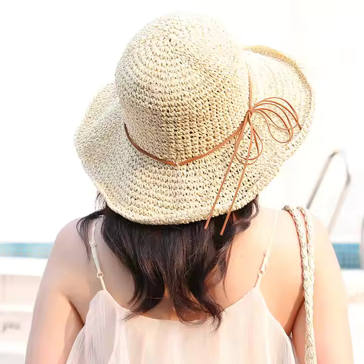 "Elegant opvouwbare zonnehoed voor dames met brede rand, beige tint, biedt UV-bescherming en stijl voor zomerse dagen."