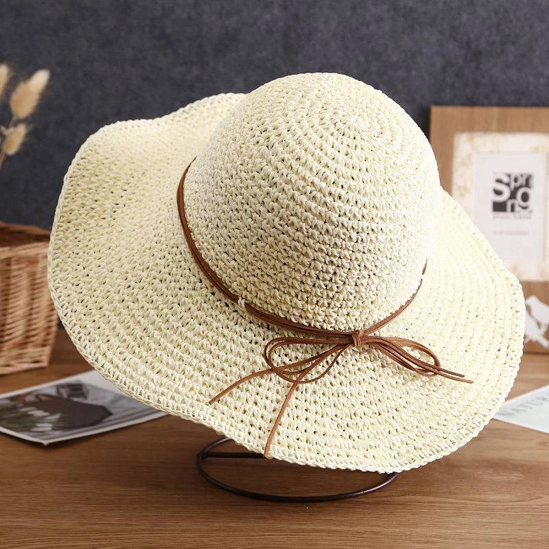 "Elegant opvouwbare zonnehoed voor dames met brede rand, beige tint, biedt UV-bescherming en stijl voor zomerse dagen."