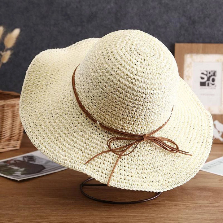 "Elegant opvouwbare zonnehoed voor dames met brede rand, beige tint, biedt UV-bescherming en stijl voor zomerse dagen."