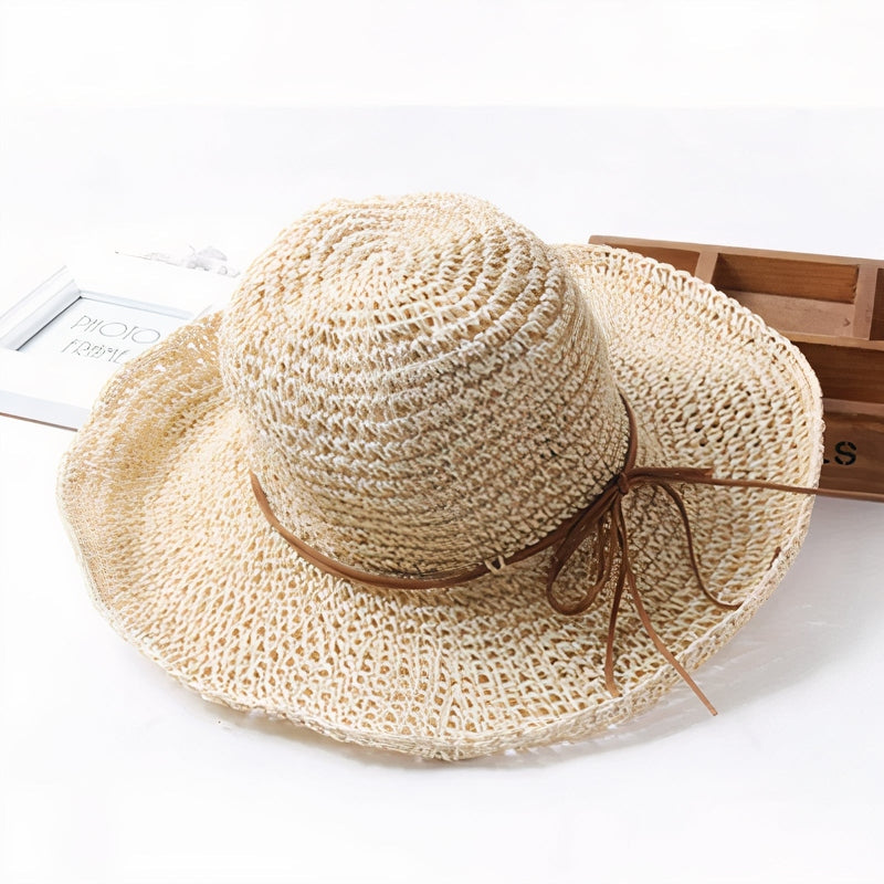 "Elegant opvouwbare zonnehoed voor dames met brede rand, beige tint, biedt UV-bescherming en stijl voor zomerse dagen."