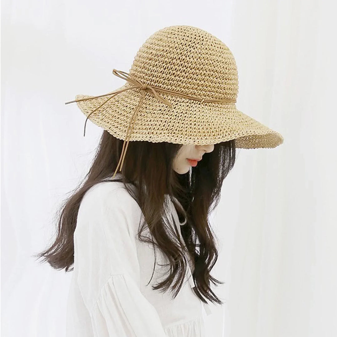 "Elegant opvouwbare zonnehoed voor dames met brede rand, beige tint, biedt UV-bescherming en stijl voor zomerse dagen."