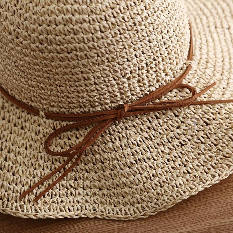 "Elegant opvouwbare zonnehoed voor dames met brede rand, beige tint, biedt UV-bescherming en stijl voor zomerse dagen."