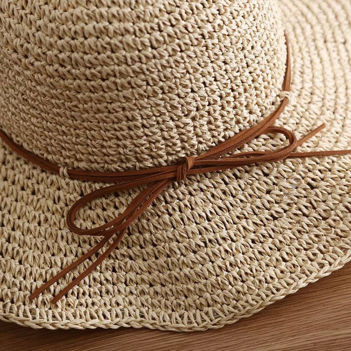 "Elegant opvouwbare zonnehoed voor dames met brede rand, beige tint, biedt UV-bescherming en stijl voor zomerse dagen."