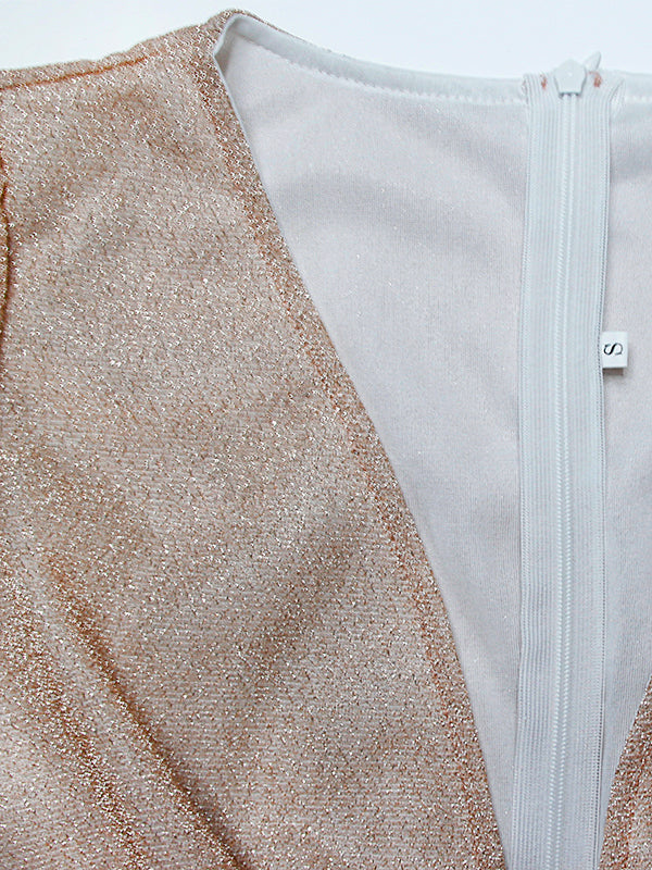 "Elegant satijnen avondjurk met sprankelende accenten, flatterend silhouet en stijlvolle lange mouwen voor speciale gelegenhe