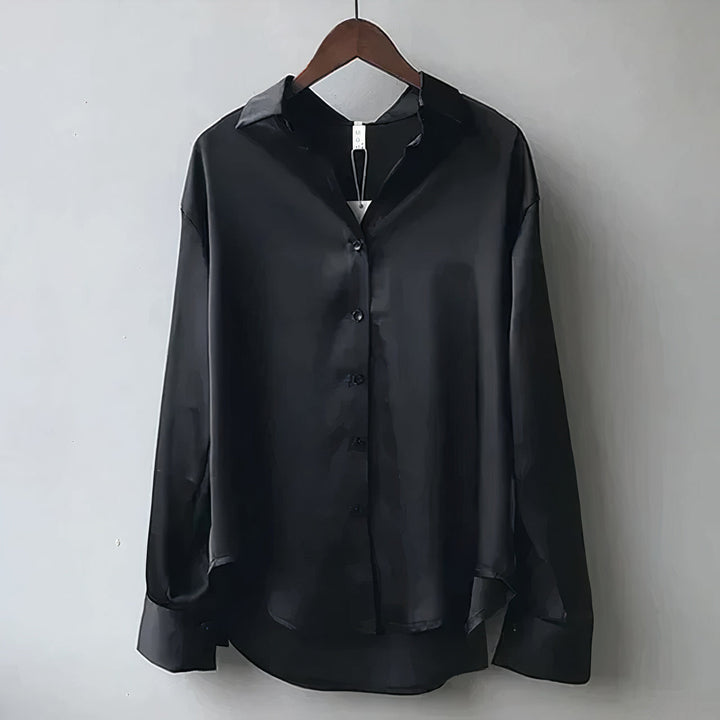 "Elegante Anja satijnen blouse, soepel vallend, accentueert lichaam, verkrijgbaar in diverse kleuren en maten."