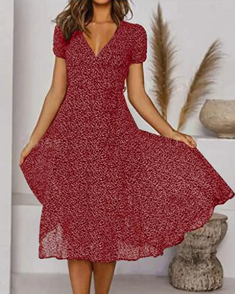 "Elegante bedrukte V-hals jurk met korte mouwen, zwarte print op luchtige chiffon stof, perfect voor vrouwelijk stijlvol uite
