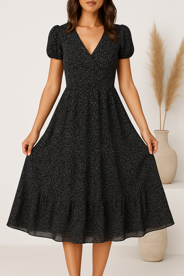 "Elegante bedrukte V-hals jurk met korte mouwen, zwarte print op luchtige chiffon stof, perfect voor vrouwelijk stijlvol uite