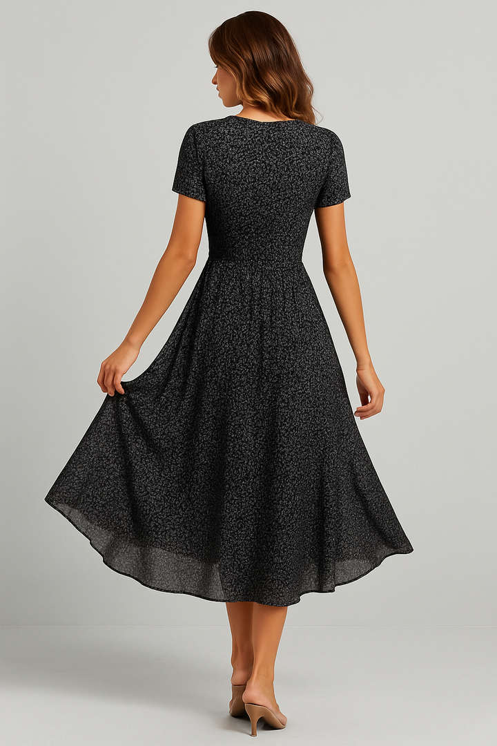 "Elegante bedrukte V-hals jurk met korte mouwen, zwarte print op luchtige chiffon stof, perfect voor vrouwelijk stijlvol uite