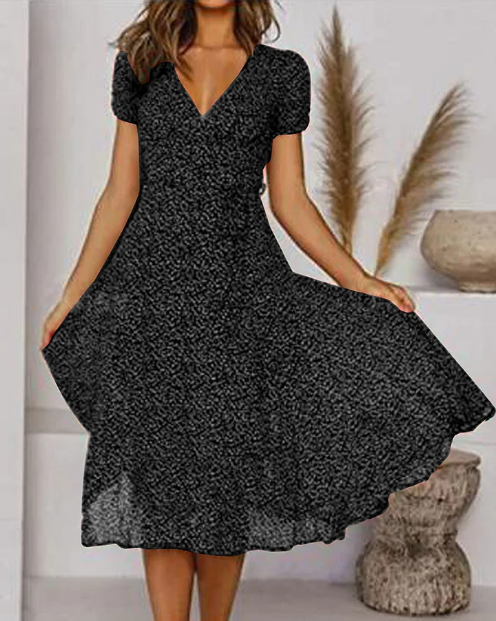 "Elegante bedrukte V-hals jurk met korte mouwen, zwarte print op luchtige chiffon stof, perfect voor vrouwelijk stijlvol uite