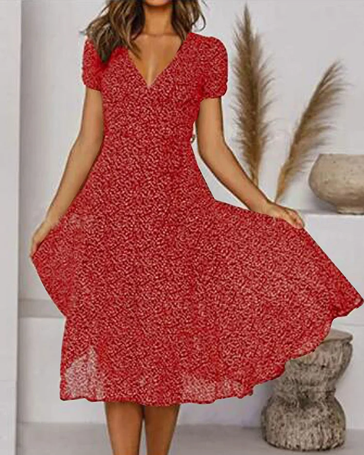 "Elegante bedrukte V-hals jurk met korte mouwen, zwarte print op luchtige chiffon stof, perfect voor vrouwelijk stijlvol uite