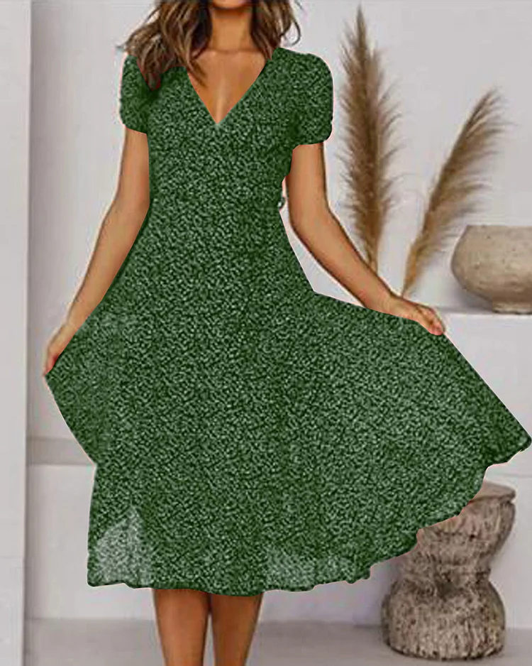 "Elegante bedrukte V-hals jurk met korte mouwen, zwarte print op luchtige chiffon stof, perfect voor vrouwelijk stijlvol uite