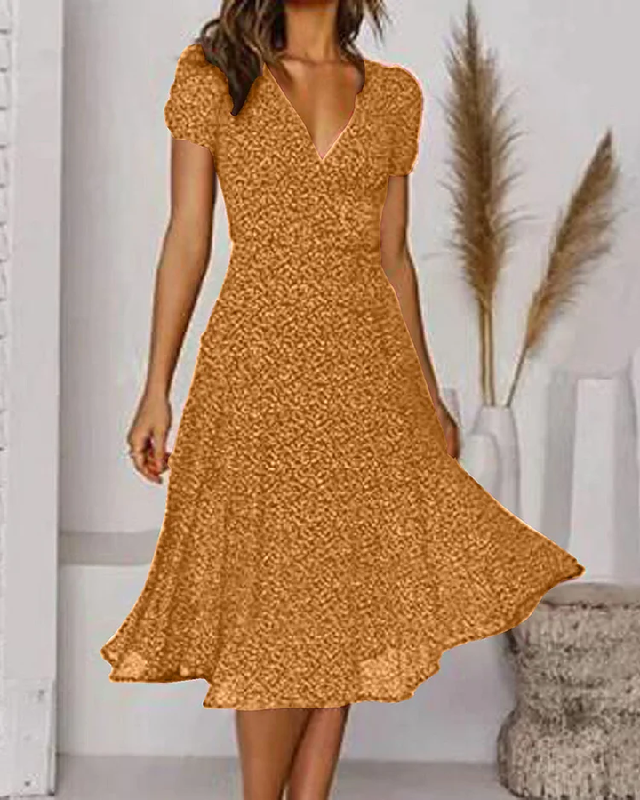 "Elegante bedrukte V-hals jurk met korte mouwen, zwarte print op luchtige chiffon stof, perfect voor vrouwelijk stijlvol uite