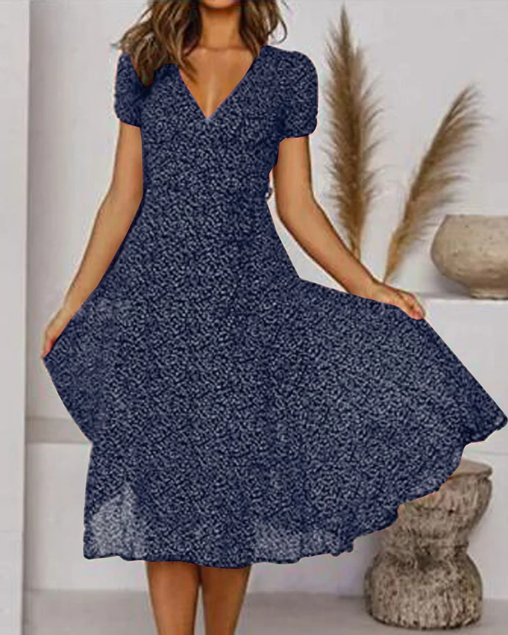 "Elegante bedrukte V-hals jurk met korte mouwen, zwarte print op luchtige chiffon stof, perfect voor vrouwelijk stijlvol uite