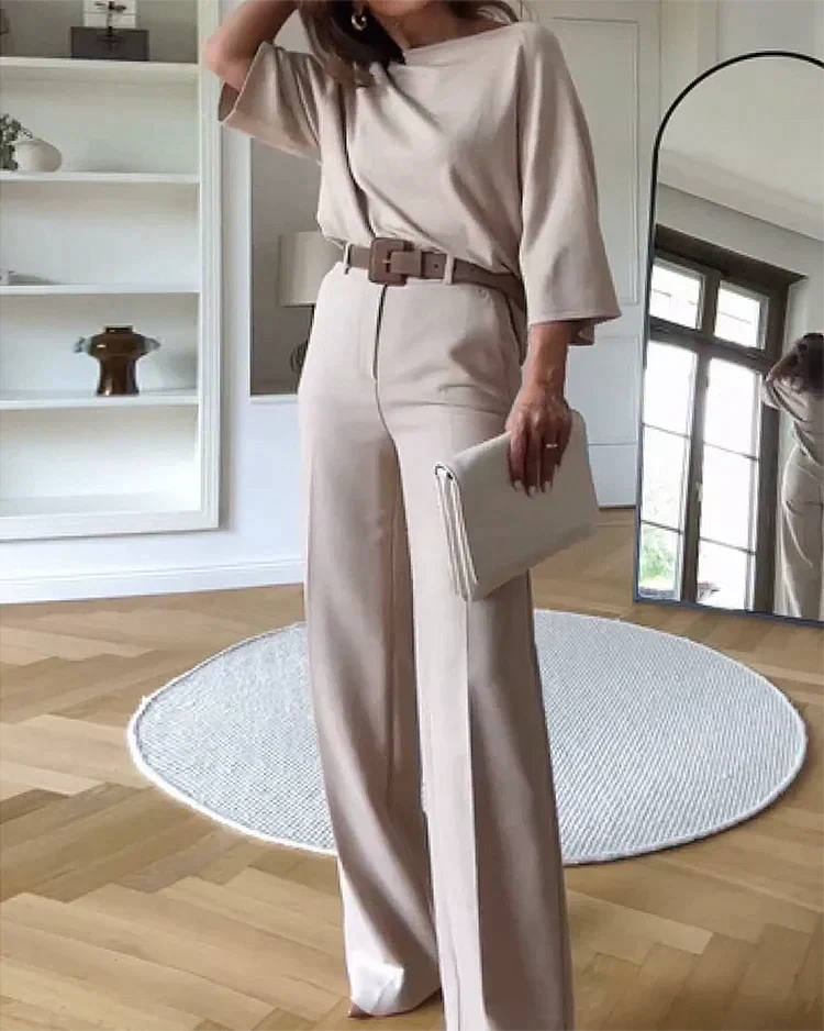 Elegante beige tweedelige damesset met riem, accentueert taille voor stijlvol silhouet; ideale combinatie van comfort en stij