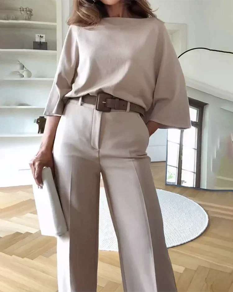 Elegante beige tweedelige damesset met riem, accentueert taille voor stijlvol silhouet; ideale combinatie van comfort en stij