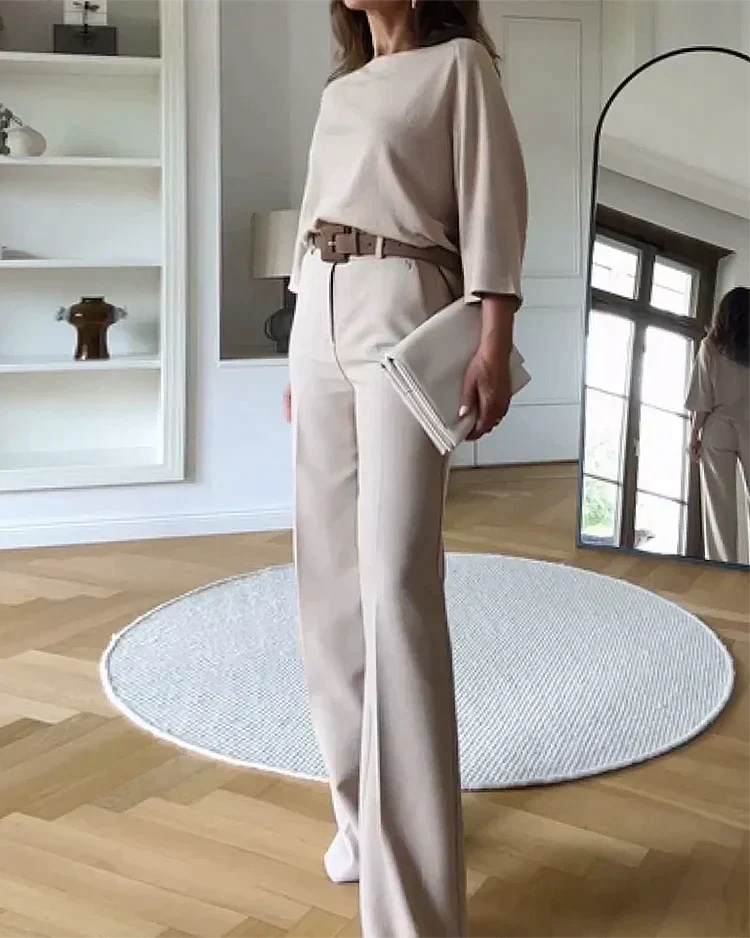 Elegante beige tweedelige damesset met riem, accentueert taille voor stijlvol silhouet; ideale combinatie van comfort en stij