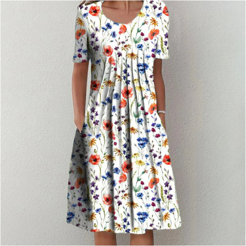 "Elegante bloemenjurk met levendige print, korte lengte en subtiele plooien voor een zomerse vrouwelijke uitstraling."