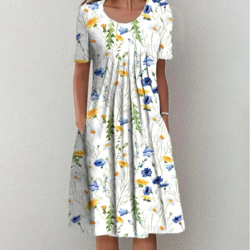 "Elegante bloemenjurk met levendige print, korte lengte en subtiele plooien voor een zomerse vrouwelijke uitstraling."