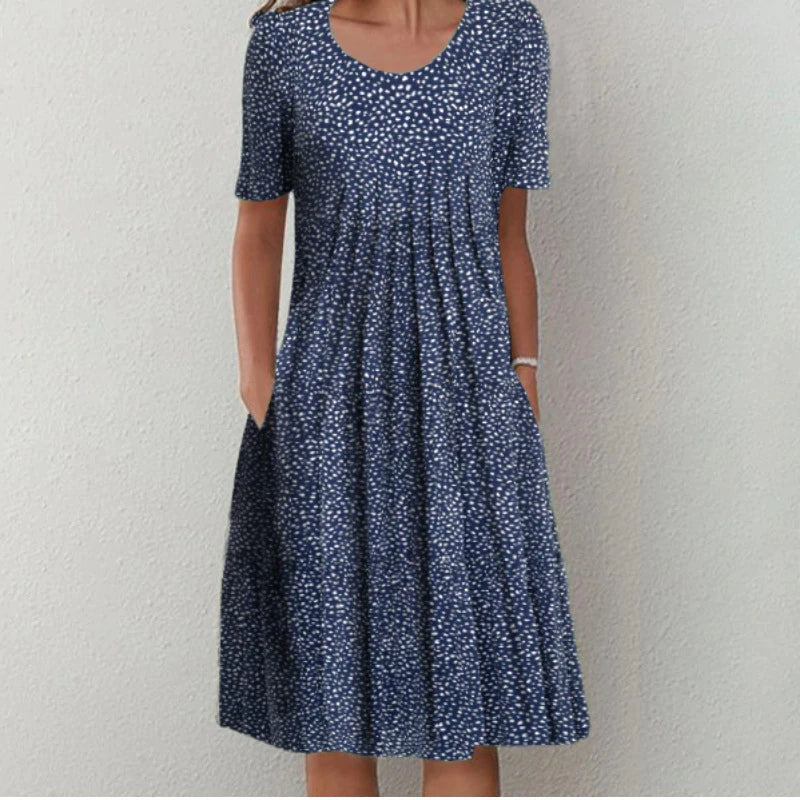 "Elegante bloemenjurk met levendige print, korte lengte en subtiele plooien voor een zomerse vrouwelijke uitstraling."