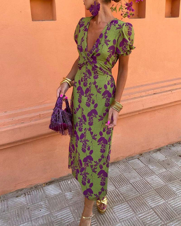 "Elegante bloemenjurk met V-hals in zomerse stijl, luchtige stof en verfijnde bloemenprint voor dames."