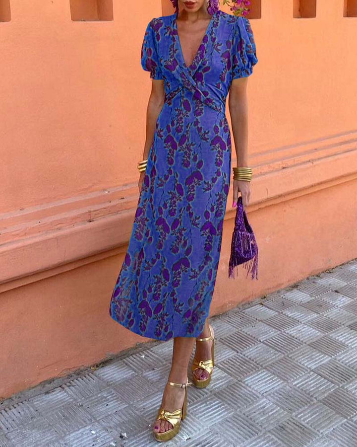 "Elegante bloemenjurk met V-hals in zomerse stijl, luchtige stof en verfijnde bloemenprint voor dames."