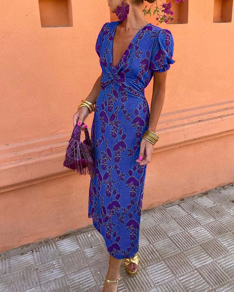 "Elegante bloemenjurk met V-hals in zomerse stijl, luchtige stof en verfijnde bloemenprint voor dames."
