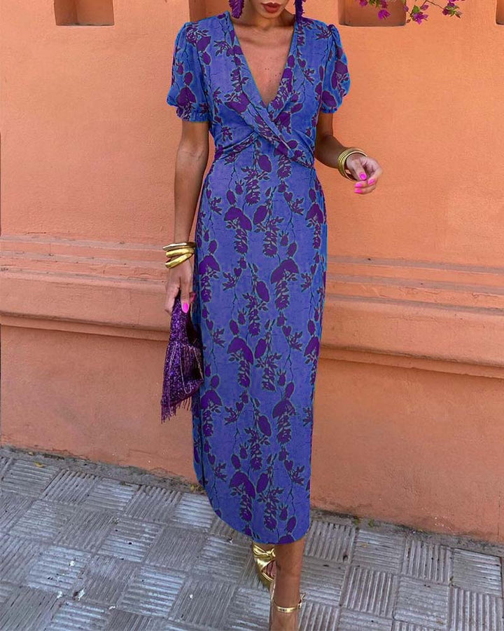"Elegante bloemenjurk met V-hals in zomerse stijl, luchtige stof en verfijnde bloemenprint voor dames."