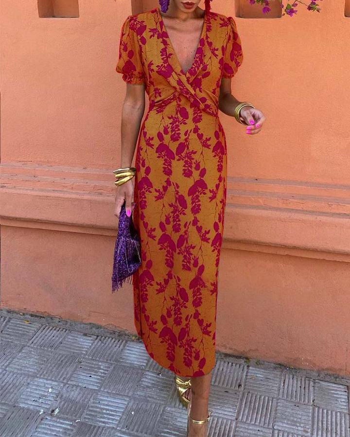 "Elegante bloemenjurk met V-hals in zomerse stijl, luchtige stof en verfijnde bloemenprint voor dames."