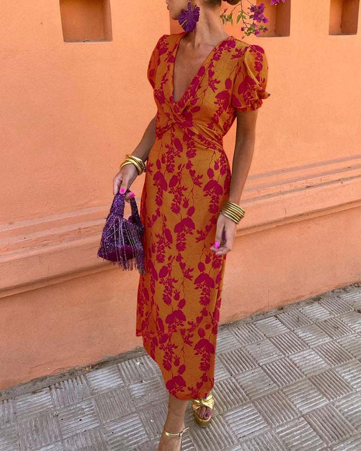 "Elegante bloemenjurk met V-hals in zomerse stijl, luchtige stof en verfijnde bloemenprint voor dames."