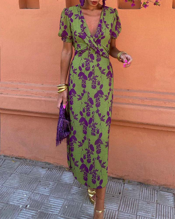 "Elegante bloemenjurk met V-hals in zomerse stijl, luchtige stof en verfijnde bloemenprint voor dames."