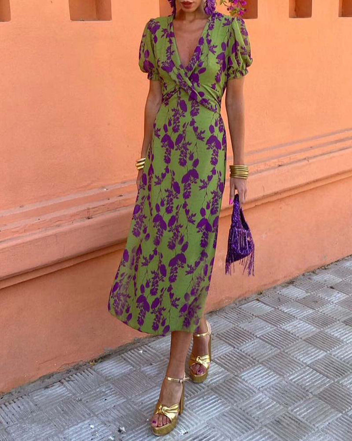 "Elegante bloemenjurk met V-hals in zomerse stijl, luchtige stof en verfijnde bloemenprint voor dames."