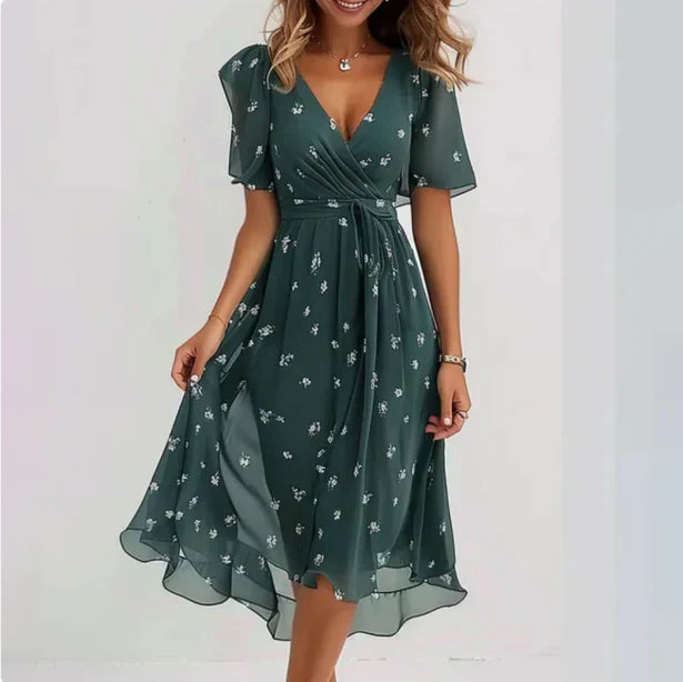 "Elegante bloemenjurk met V-hals, vlindermouwen en bloemenprint, perfect voor zomerse gelegenheden en tuinfeesten."